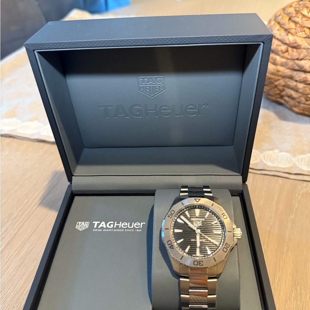 Tag Heuer Aquaracer with Black and Silver Tones - Picture 2 of 4